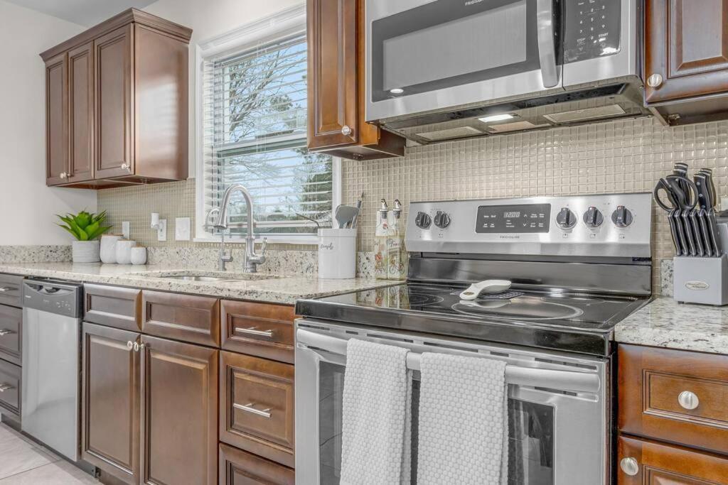 Family Style 5Br Home Mins From Buckroe Beach Hampton Esterno foto